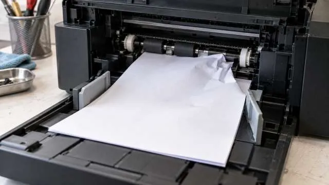 Dlaczego drukarka zacina kartki podczas drukowania dwustronnego?